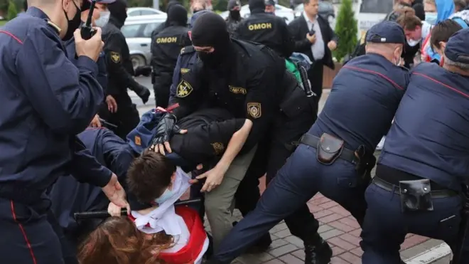 Силовики почали розгін студентських протестів у Мінську