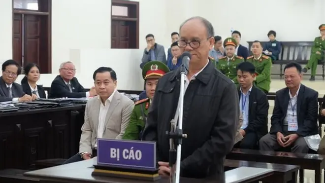 Cựu Chủ tịch Đà Nẵng Trần Văn Minh và ông Phan Văn Anh Vũ trong phiên tòa sáng 7/1