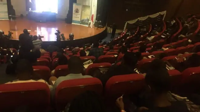 Waa dadkii daawanayay munaasabadda xariga looga jarayay Dayax gacmeedka Kenya.