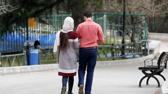 İran hökuməti nikahların artmasını istəyir. (Şəkil arxivdəndir)