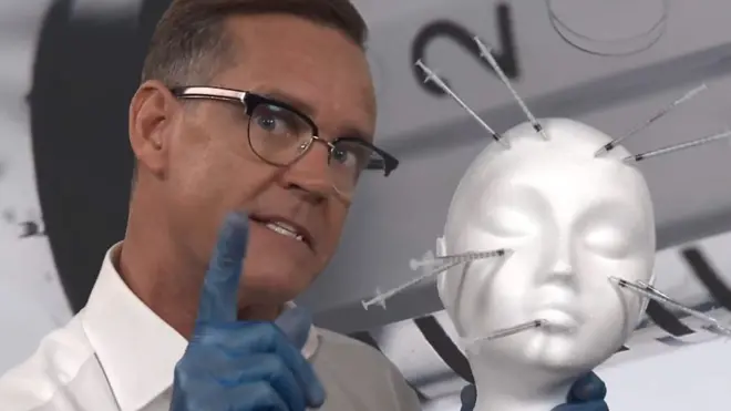 Ведучий ВВС Аарон Геслгьорст пояснює історію винайдення ботоксу