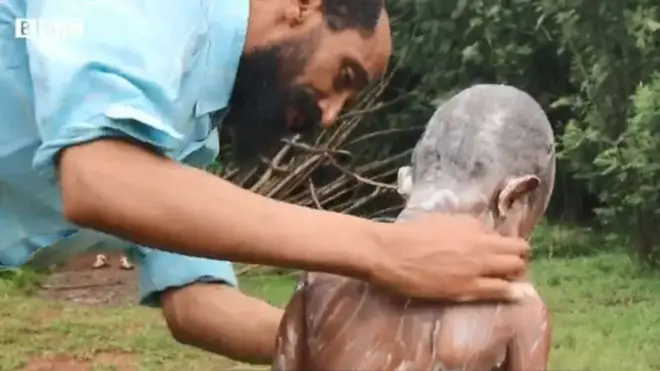 መምህር ሥዩም የተማሪ ገላ ሲያጥቡ