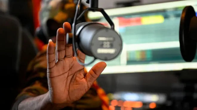 Gaazexeessaa Istuudiyoo keessatti maayikii harkaan qabatee jiru