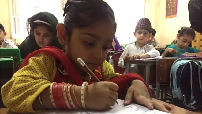 د سیکانو ښوونځي له قبایلي سیمو د لېږدېدلو مسلمانانو بچیان هم زدکړې کوي.