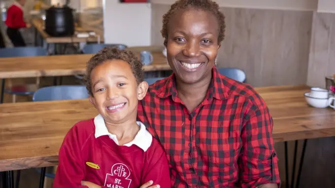 ቲሊያ አዲና ልጇ ኤታን በሳምንት ሶስት ቀን ቁርስ ቤቱን ይጎበኛሉ