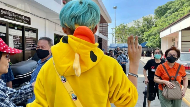 เยาวชนรายนี้ไปรายงานตัวคดี ม.112 เมื่อวันที่ 24 พ.ค. ก่อนจะทราบในวันเดียวกันว่าอัยการได้สั่งฟ้องคดีต่อศาลไปแล้วตั้งแต่ต้นเดือน เม.ย.