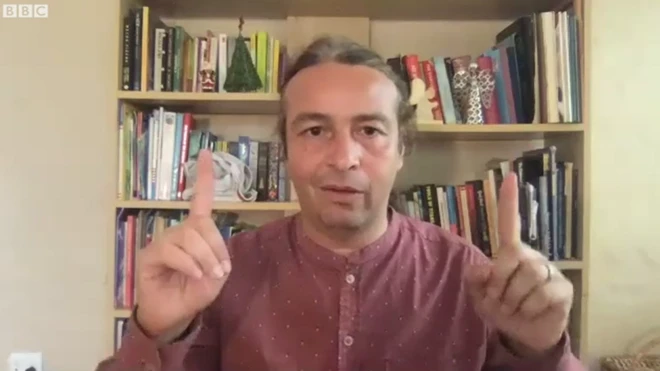 Oliveira trabaja en el laboratorio Krisp en Sudáfrica.