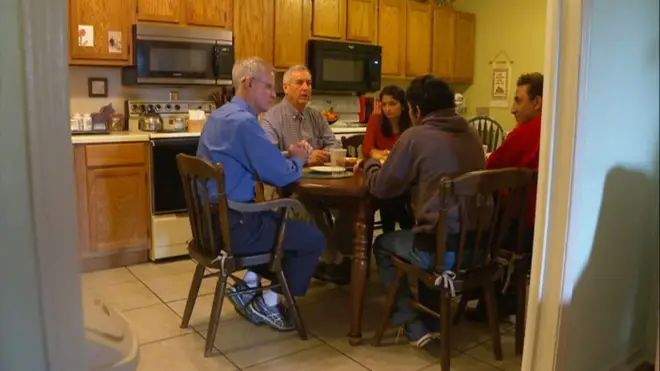 トランプ氏の支持者とシリア難民青年が面と向かって