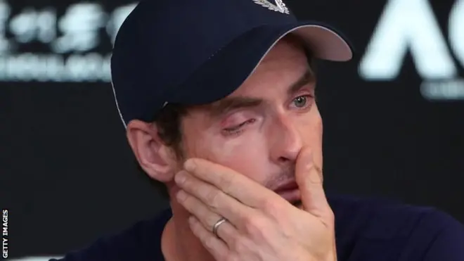 記者会見で涙を流すマリー選手（11日、メルボルン）