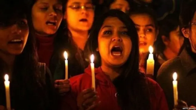 కొవ్వొత్తులతో ర్యాలీ