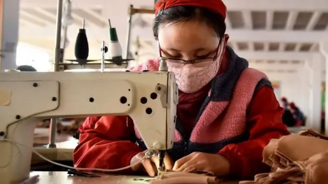 Seorang perempuan sedang membuat masker di sebuah pabrik di kota Pyongyang, Korea Utara, di tengah berkembangnya wabah virus corona, 6 Februari 2020.