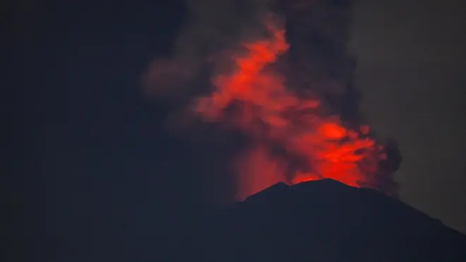 Gunung Agung menyemburkan abu vulkanik, seperti terlihat pada Senin (27/11).
