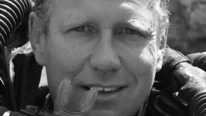 นพ. แฮร์ริส มาจากแอดิเลดในออสเตรเลีย มีประสบการณ์ดำน้ำนานหลายสิบปี เขาเป็นหนึ่งในผู้ที่ตรวจสภาพร่างกายของเด็ก ๆ ในถ้ำ และพิจารณาว่าจะให้เดินหน้าปฏิบัติการกู้ภัยหรือไม่