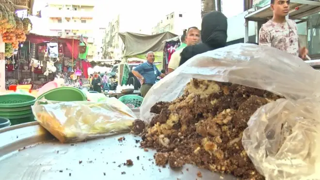 ما الذي يدفع بعض المصريين لشراء بقايا الطعام؟