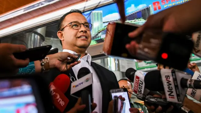 Gubernur Anies mengatakan ada 'masalah sistem' yang membuat sistem tak bisa melakukan verifikasi.