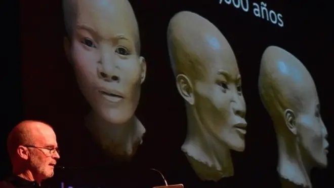 James Chatters junto a una ilustración del rostro de Naia