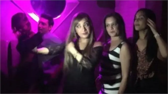 کراکس کے ایک رہنے والے کہتے ہیں کہ کچھ لوگوں کے پاس اب بھی کافی دولت ہے