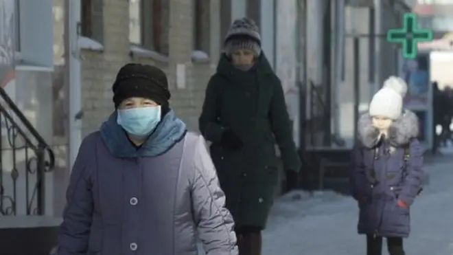 Медицинские маски выдавали сибайцам бесплатно - многие верят, что такие маски защитят их от смога