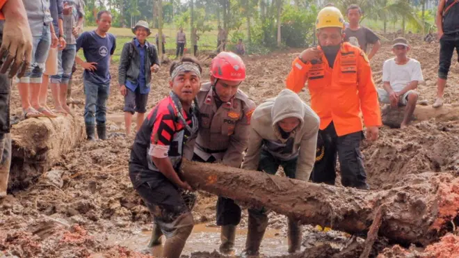 Tim penyelamat mencari korban hilang yang tertimbun tanah longsor akibat gempa dengan alat seadanya karena lokasi pencarian masih sulit dijangkau alat berat.