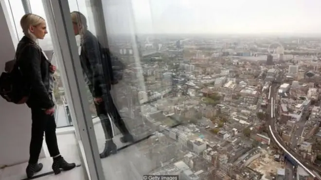 Memandang London, di mana yang lama dan baru beradu.