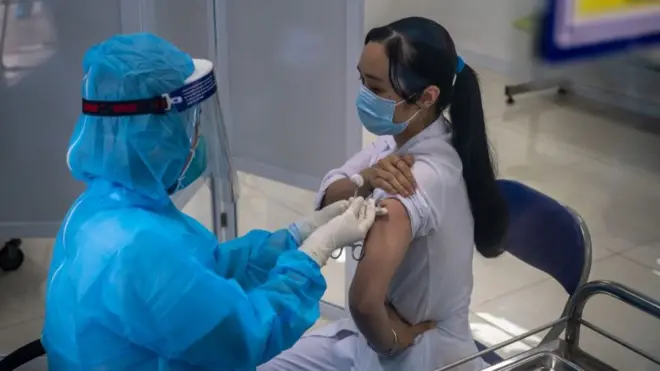Gấn 29 ngàn người đã được tiêm đủ hai mũi vaccine tín dđến 22/5, theo Bộ Y tế Việt Nam