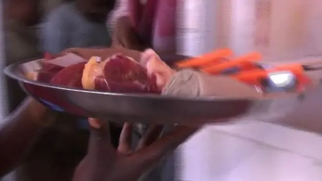 تناول اللحوم النيئة قد يؤدي إلى الإصابة بأمراض وجراثيم