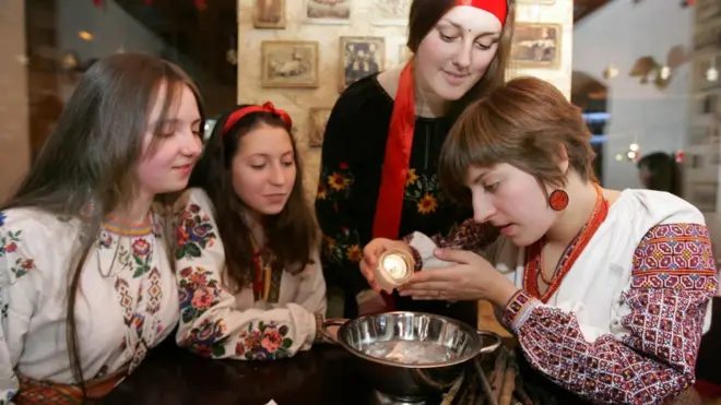 Дівчата ворожать на вечорницях на воску