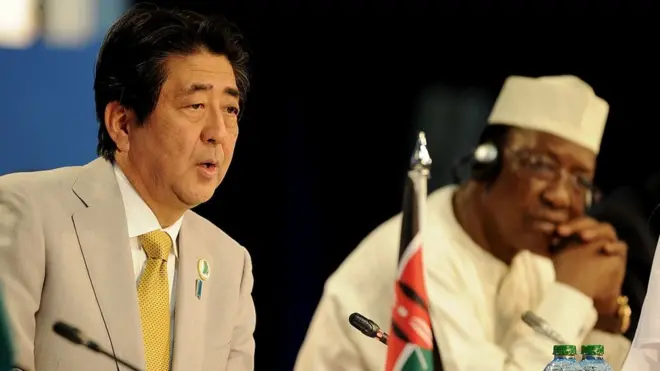 Le Premier ministre japonais, Shinzo Abe et le Président du Tchad, Idriss Deby (à droite), à la sixième Conférence internationale de Tokyo sur le développement africain (TICAD).