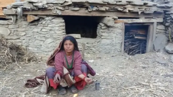 ඔසප් කාලය මඩුවක ගෙවන නේපාල කාන්තාවක්