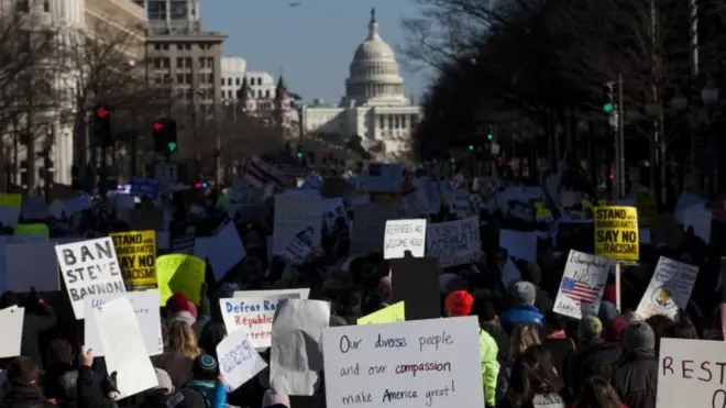 Larangan perjalanan terhadap warga dari tujuh negara sudah memicu protes di berbagai kota di Amerika Serikat.
