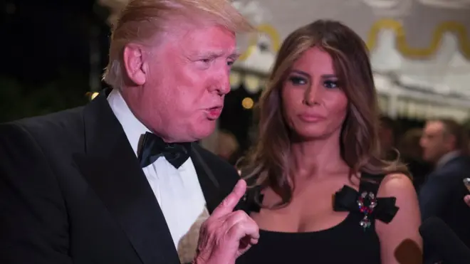 Donald Trump trả lời báo giới trong buổi tiệc mừng năm mới đêm 31/12 tại dinh thự Mar-a-Lago