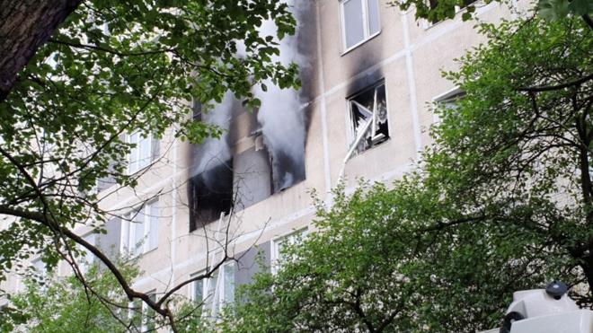 Работа пожарных по ликвидации возгорания в жилом доме в Чертаново Южном
