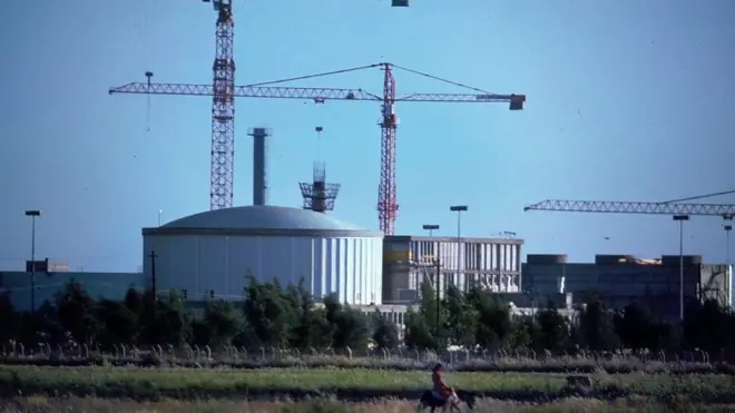 The Tammuz light-water nuclear materials testing reactor