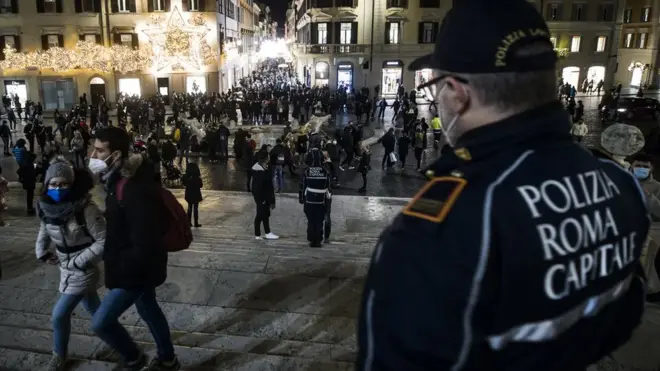 İtalya'da meydanı denetleyen bir polis