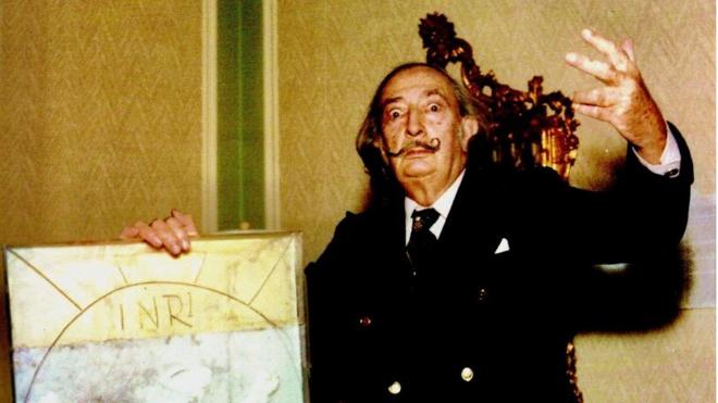 Salvador Dalí con su escultura de cera, Cristo de San Juan de la Cruz.