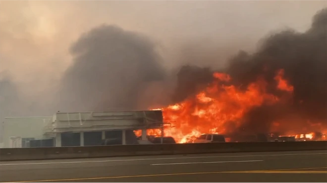 "У людей було 15 хвилин на збори". Через аномальну спеку в Канаді згоріло селище