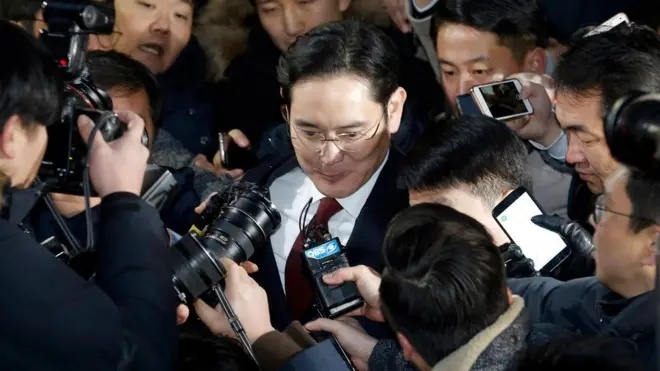 Журналистам пришлось ждать окончания допроса Ли Джэёна в прокуратуре почти сутки