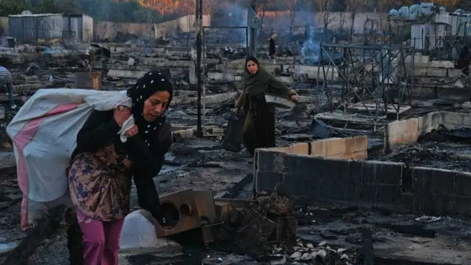 عاد البعض للمخيم لتفقد ما تبقى من أغراضهم.