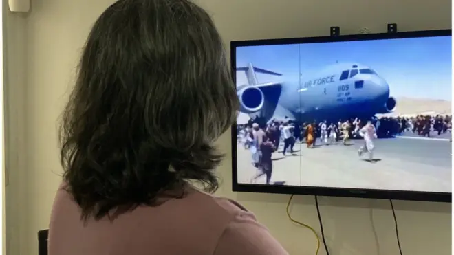 2014'te seçim idare ofisinde kadın bir memur olarak çalışırken Taliban'ın saldırısında yaralanan Ferzane ailesini de alıp Türkiye'ye kaçtı. Ferzane, burkasını çıkardığı için bir Taliban üyesi tarafından kırbaçlandığını anlatıyor.