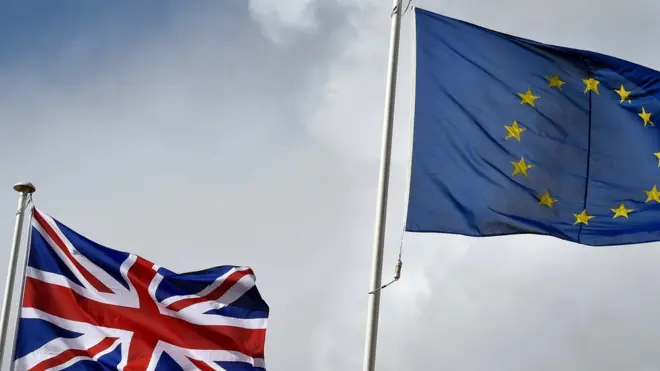 флаги ЕС и Британии