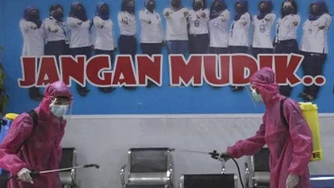 Petugas menyempotkan disinfektan pada kursi ruang tunggu di Terminal Tipe A Tirtonadi Solo, Jawa Tengah, Kamis (22/4).