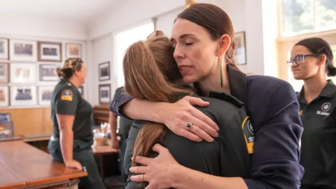 La primera ministra de Nueva Zelanda, Jacinda Ardern, se reunió con los equipos de emergencias.