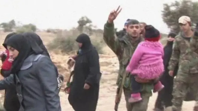 Мирные жители покидают зону боев в Алеппо