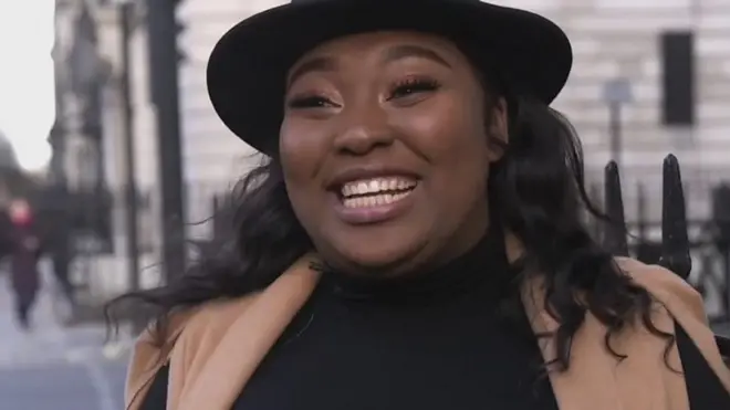 Shami, jeune femme d'origine africaine vivant à Londres, voudrait passer par la chirurgie des fesses, l'une des plus dangereuses.