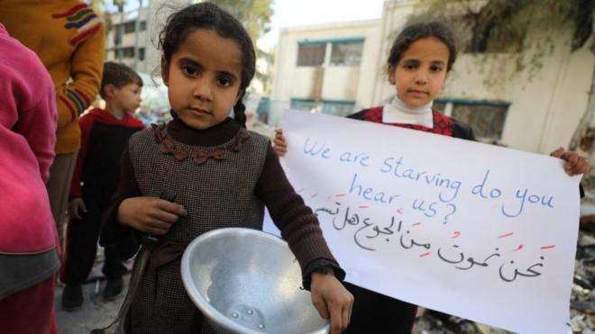 يعيش سكان غزة وضعا إنسانيا مأساويا مع نقص حاد في المواد الغذائية
