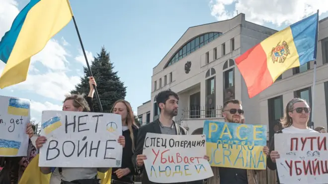 Активісти у Кишиневі протестують проти нападу Росії на Україну біля російського посольства