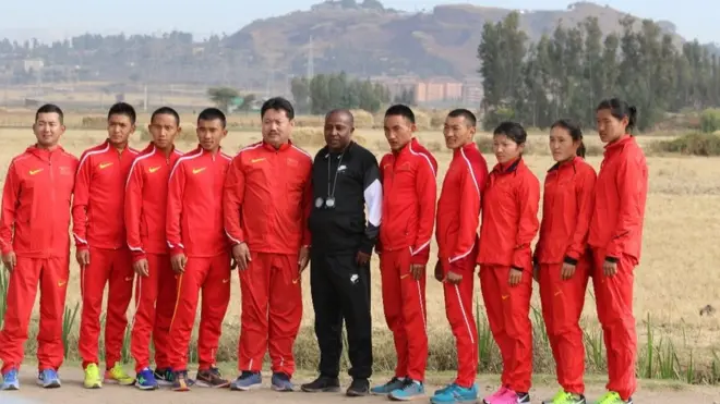 Leenjisaa Musxafaa Hajii atileetota CHaayinaa waliin