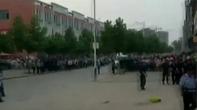 Китайское телевидение показало огромную толпу возле детского сада