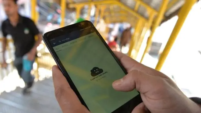 انڈیا کے زیرِ انتظام کشمیر کی پانچ اگست کو خصوصی حیثیت کے خاتمے کے بعد سے یہاں انٹرنیٹ سروسز پر بندشیں عائد ہیں