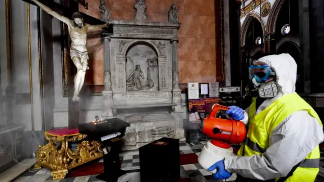В церкви Неаполя проводят санитарную обработку